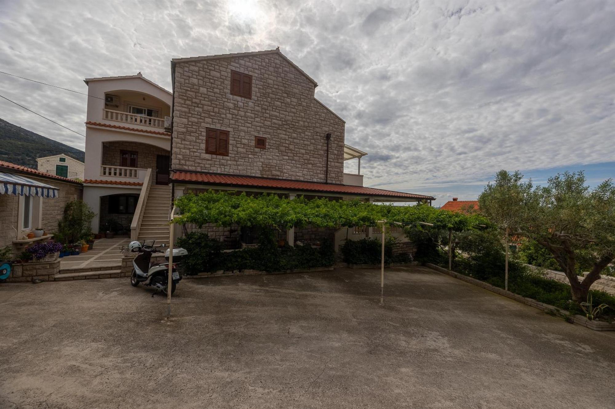 Apartments And Rooms Lea Bol Exterior photo